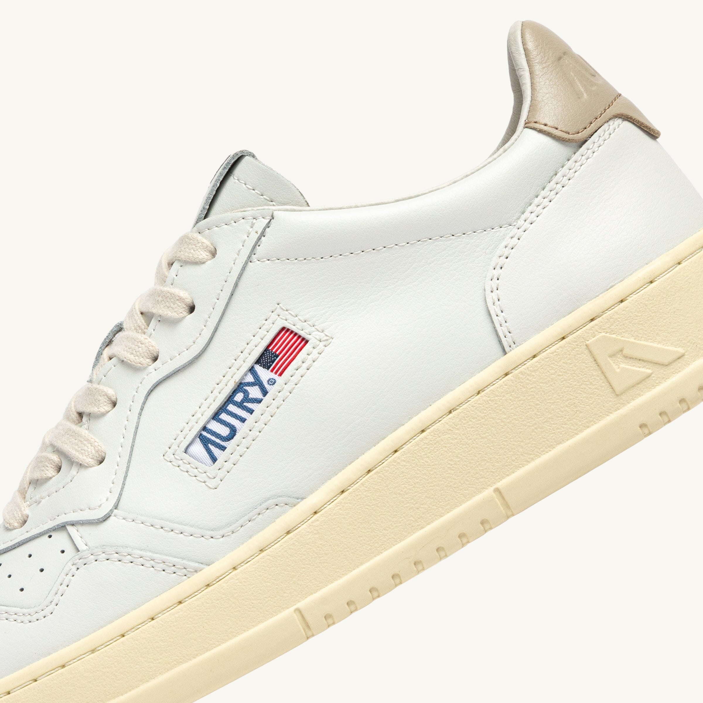 AUTRY - AULM LL27 - Sneakers MEDALIST - Bianco Beige Scarpe Uomo AUTRY - Collezione uomo