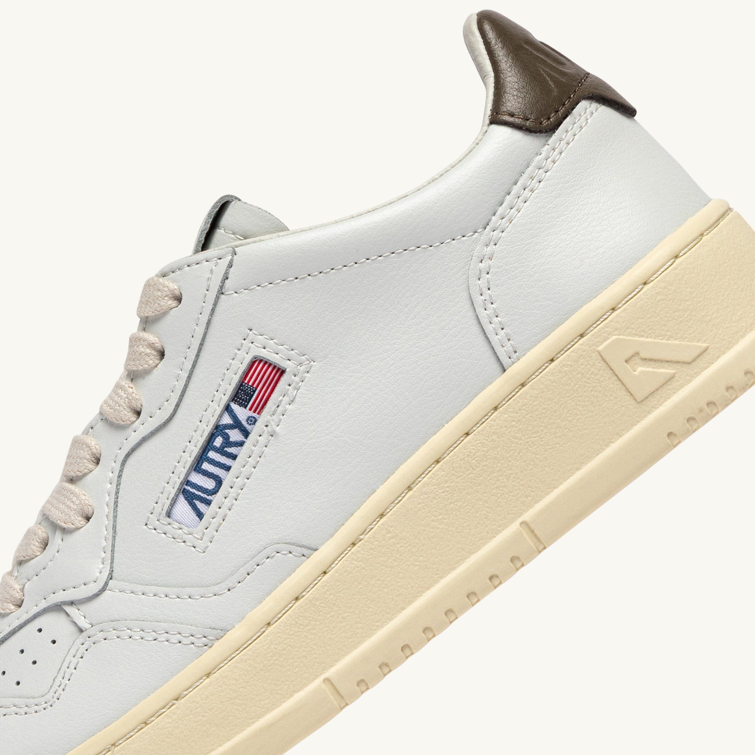 AUTRY - AULM LL28 - Sneakers MEDALIST - Bianco Marrone Scarpe Uomo AUTRY - Collezione uomo